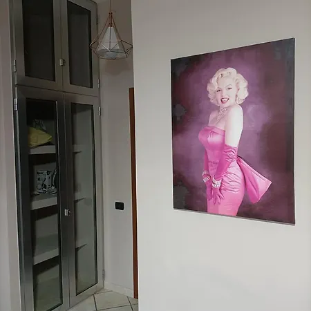 Marilyn House * Caserta
